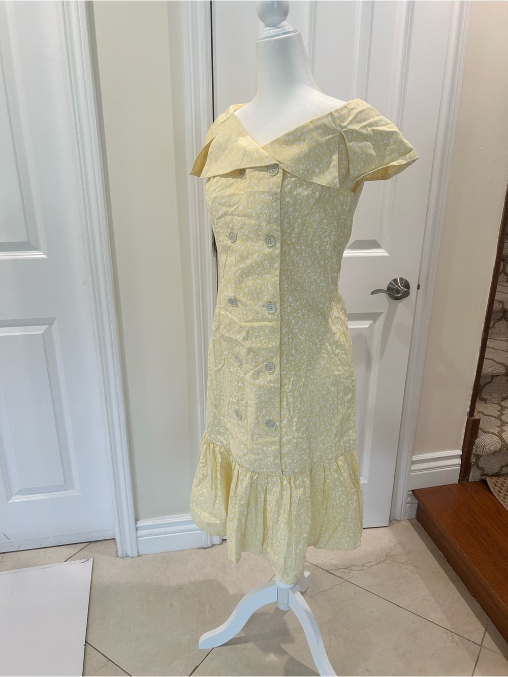 Yellow Easy Living Vintage Ruffle Hem Button-Front Women’s Dress - Picture 2 of 7